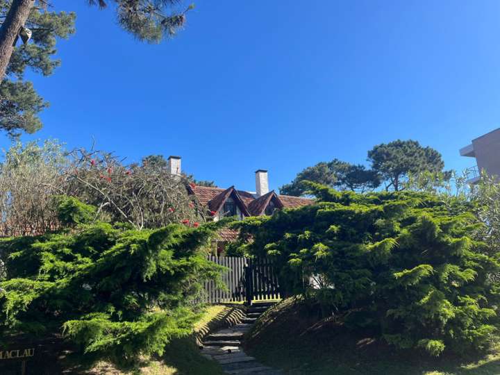 Casa en venta en Avenida Orlando Pedragosa Sierra, Punta Del Este