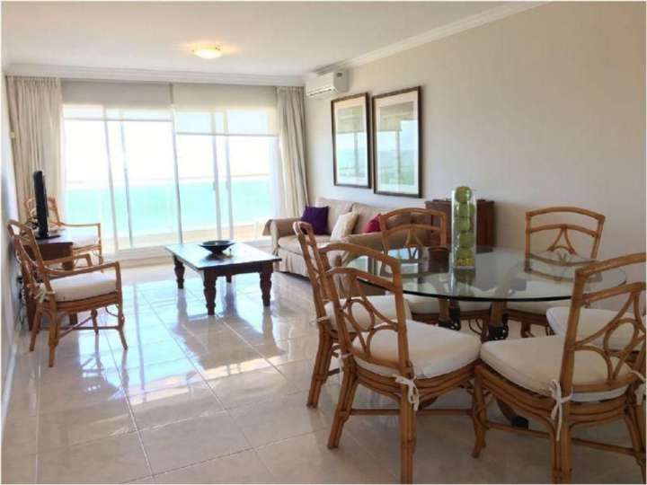 Apartamento en venta en Avenida Orlando Pedragosa Sierra, Punta Del Este