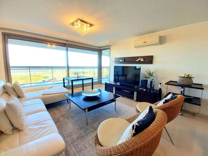 Apartamento en venta en Rambla Lorenzo Batlle Pacheco, Punta Del Este