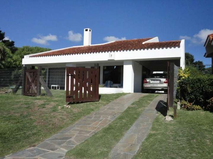 Casa en venta en Avenida Martiniano Chiossi, Punta Del Este