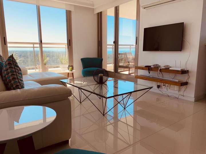 Apartamento en venta en Avenida Orlando Pedragosa Sierra, Punta Del Este