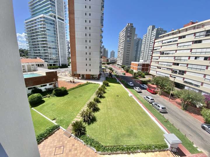 Apartamento en venta en El Mesana (Calle 24), Punta Del Este