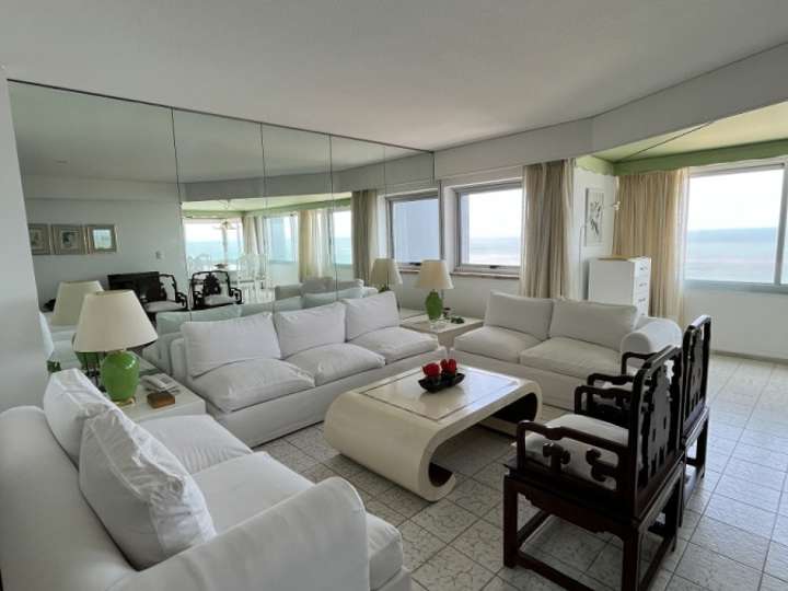 Apartamento en venta en El Mesana (Calle 24), Punta Del Este