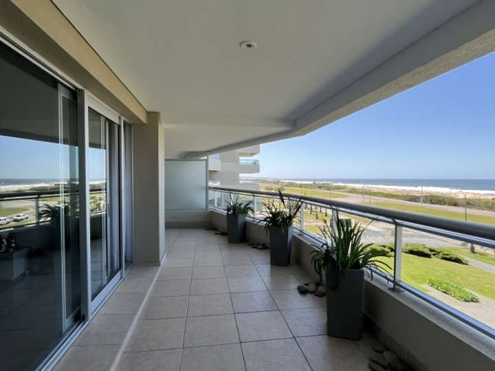 Apartamento en venta en Rambla Lorenzo Batlle Pacheco, Punta Del Este