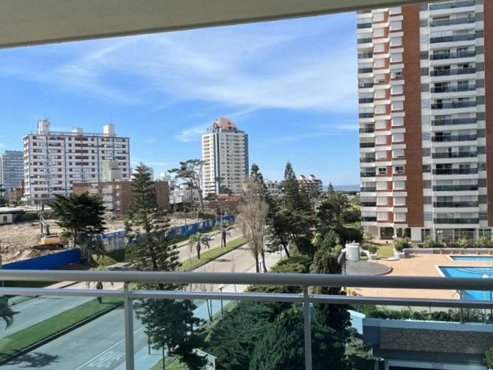 Apartamento en venta en Avenida Chiverta, Punta Del Este