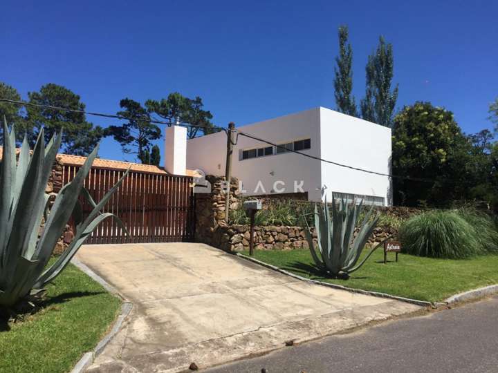 Casa en venta en Rambla General Artigas, Punta Del Este