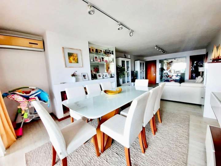 Apartamento en venta en Avenida Orlando Pedragosa Sierra, Punta Del Este