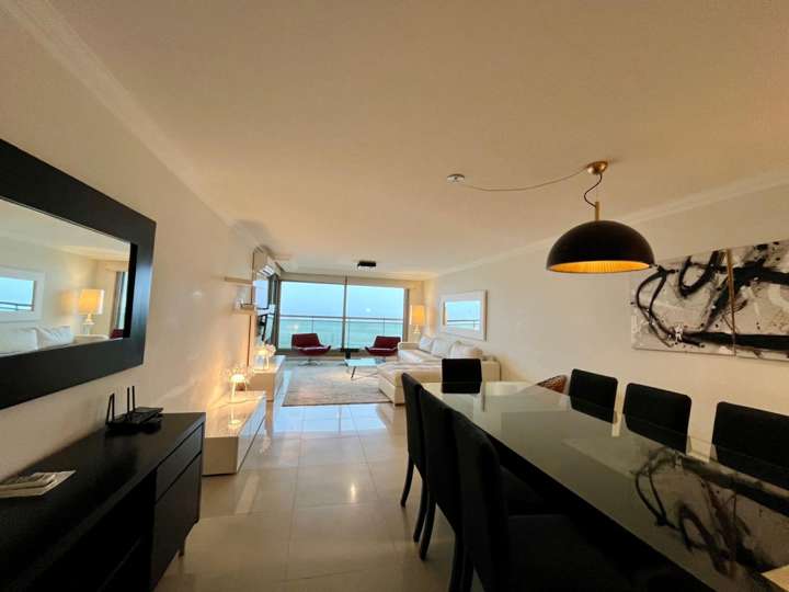 Apartamento en venta en Rambla Lorenzo Batlle Pacheco, Punta Del Este