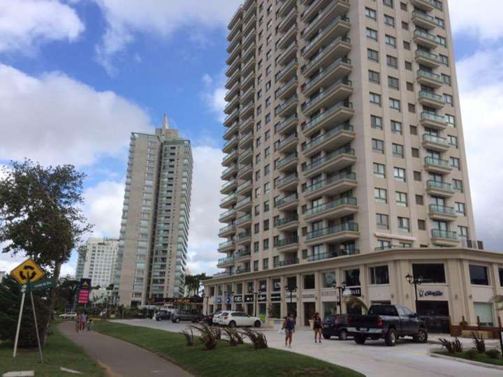 Apartamento en venta en Avenida Orlando Pedragosa Sierra, Punta Del Este