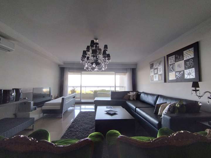 Apartamento en venta en Rambla Lorenzo Batlle Pacheco, Punta Del Este