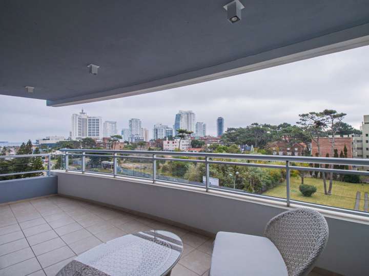 Apartamento en venta en Avenida Chiverta, Punta Del Este