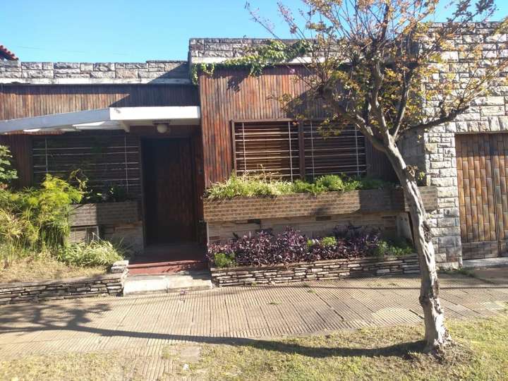 Casa en venta en Madre Camila Rolón, Muñiz