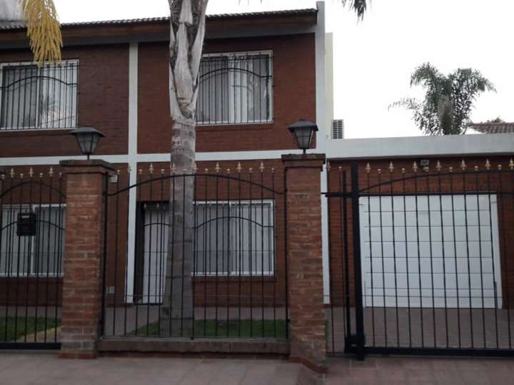 Casa en venta en Granaderos, 4002, Villa Luzuriaga