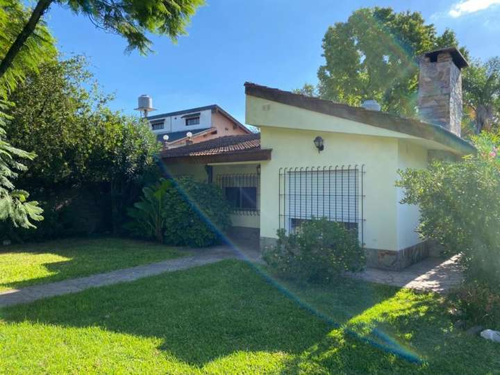 Casa adosada en venta en Juan Bautista Ambrosetti, La Reja