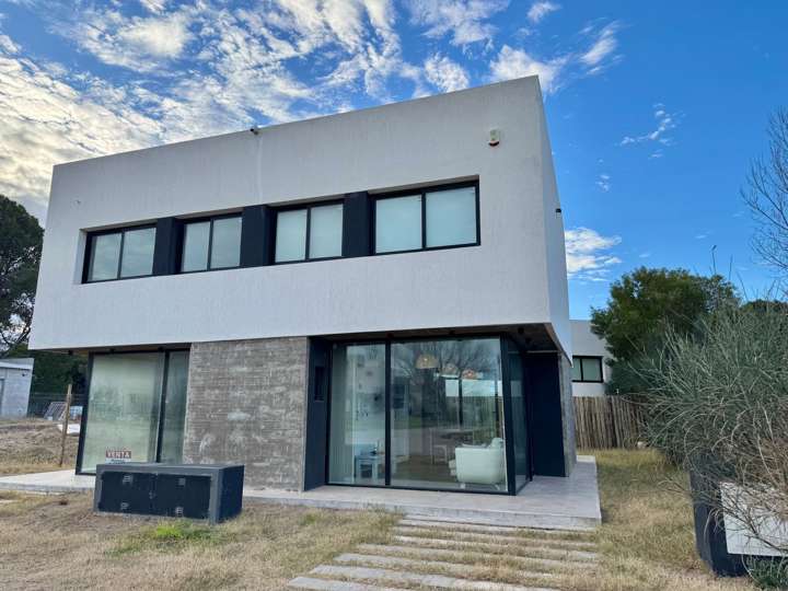 Casa en venta en Avenida Guillermo Sansot, Buenos Aires