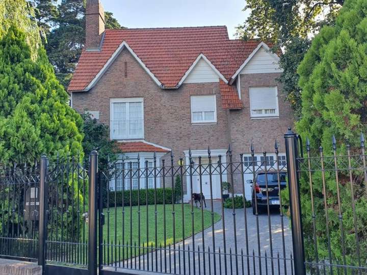 Casa en venta en Avenida Espora, 370, Adrogué