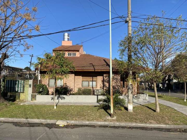 Casa en venta en Cuyo, Llavallol