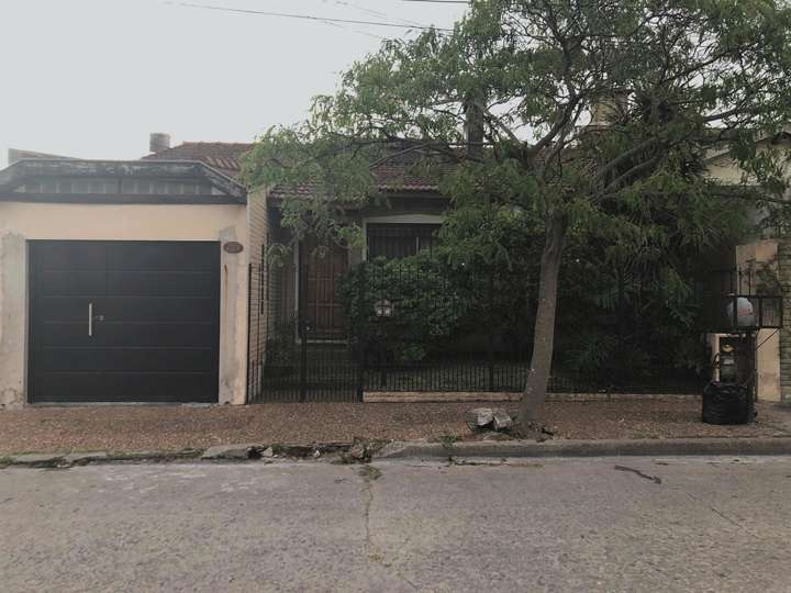 Casa en venta en Gregorio de Laferrère, 683, Buenos Aires