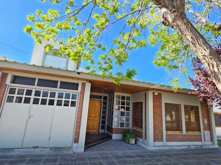 Casa en venta en Tres Arroyos, 281, General Roca