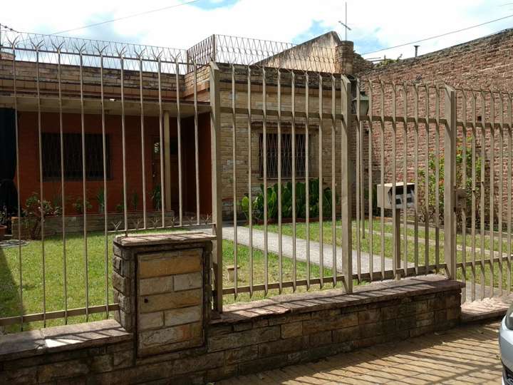 Casa en venta en 109 - 1 de Agosto de 1806, 5061, Villa Ballester