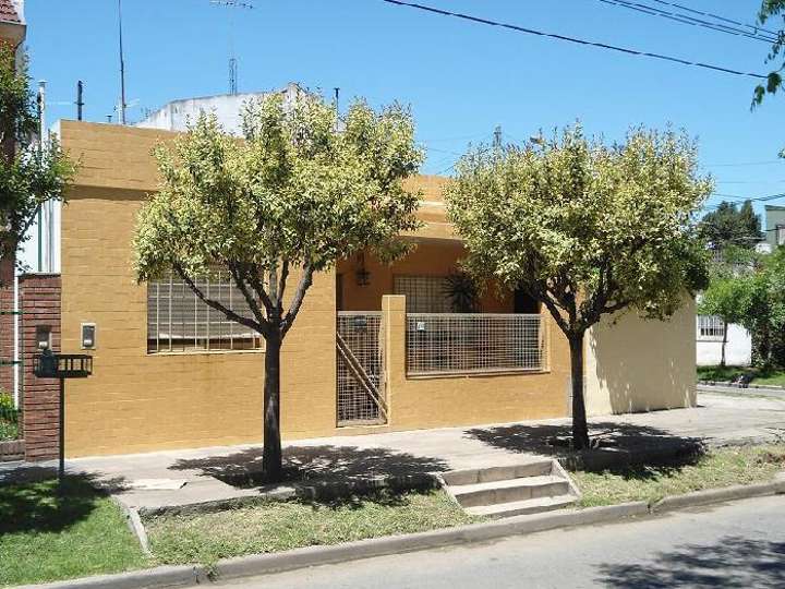 Casa en venta en 144 - Doña Victoria Pueyrredón de Pueyrredón, 4400, Villa Ballester