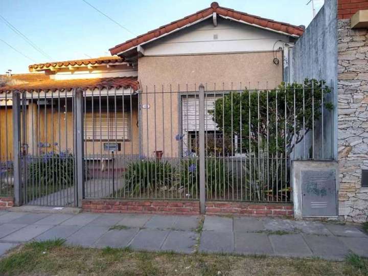 Casa en venta en Gerardo Domak, Villa Tesei