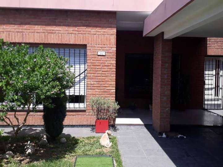 Casa en venta en Entre Ríos, 400, Villa Luzuriaga