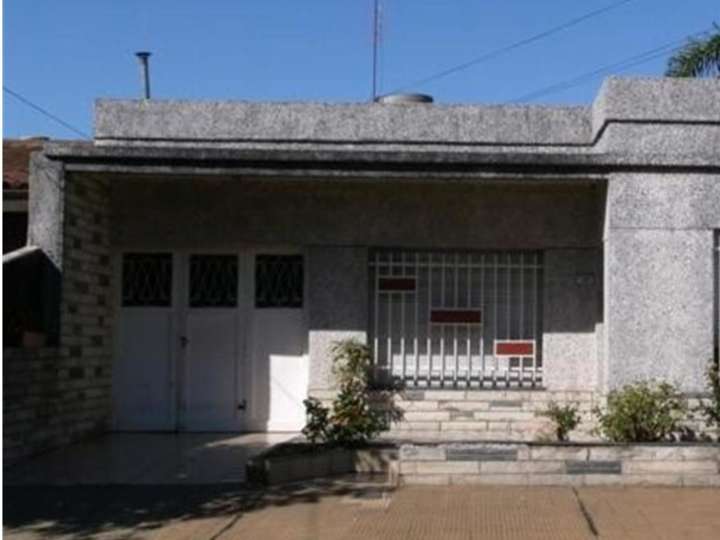 Casa en venta en Gutenberg, 698, Villa Luzuriaga