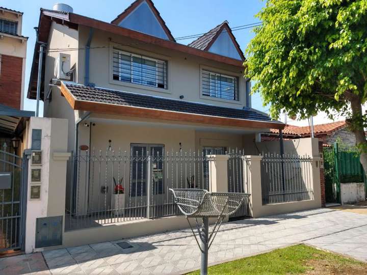 Casa en venta en Cervantes, 2200, Villa Luzuriaga