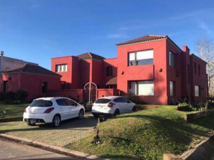 Casa en venta en Carola Lorenzini / Alcorta, Francisco Álvarez