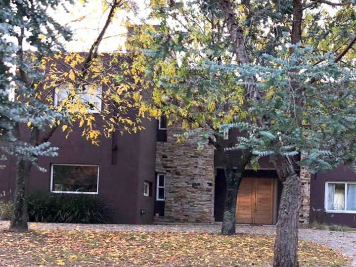 Casa en venta en Carola Lorenzini / Alcorta, Francisco Álvarez