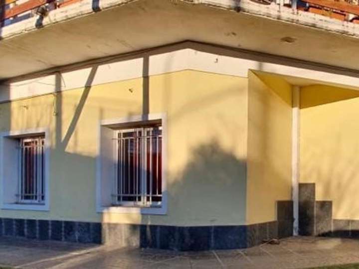 Edificio en venta en Zapiola, 710, Villa Luzuriaga