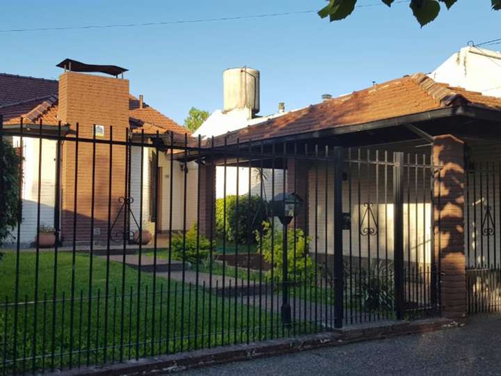 Casa en venta en Juan Florio, 456, Villa Luzuriaga