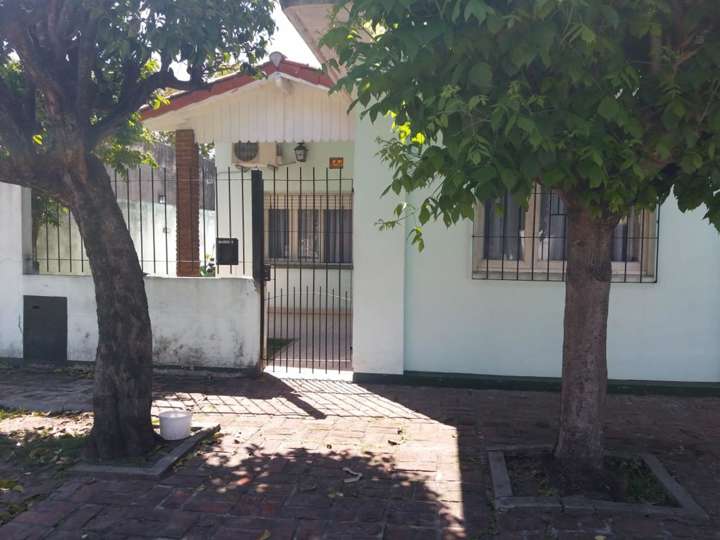 Edificio en venta en Húsares, 251, Villa Tesei