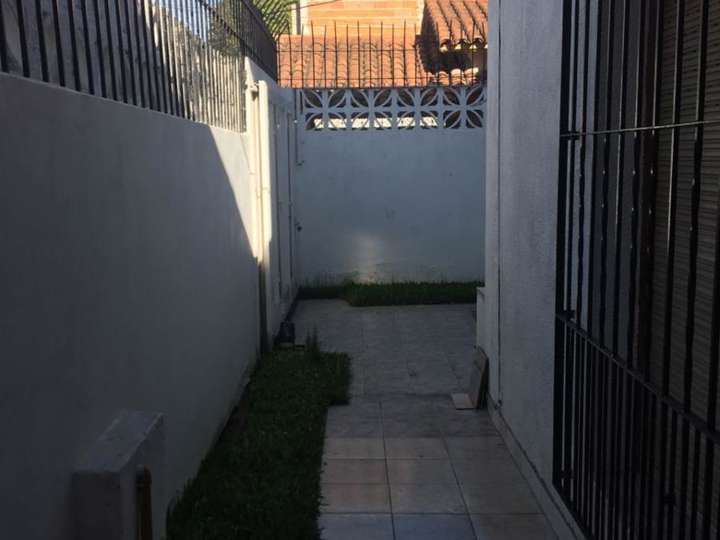 Casa en venta en Cervantes, 1901, Villa Luzuriaga