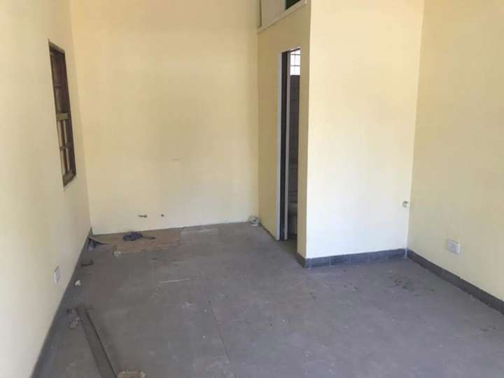 Comercial / Tienda en alquiler en Avenida Hipólito Yrigoyen, 9624, Buenos Aires