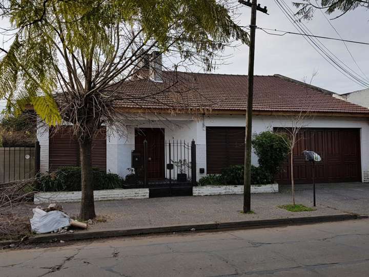 Casa en venta en Uruguay, 1102, Burzaco