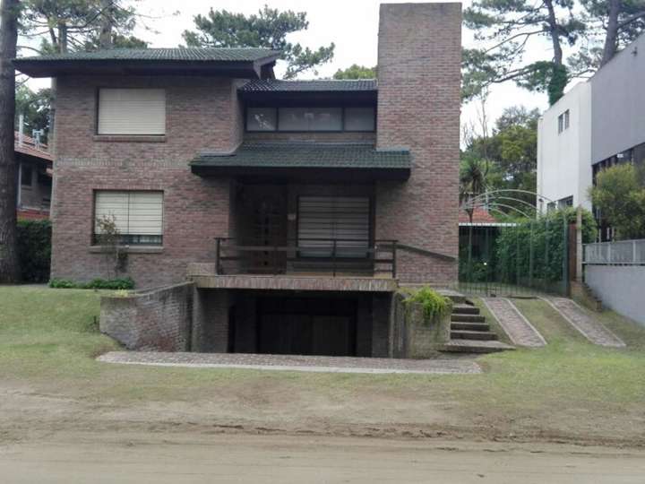 Casa en venta en Avenida 6, Villa Gesell