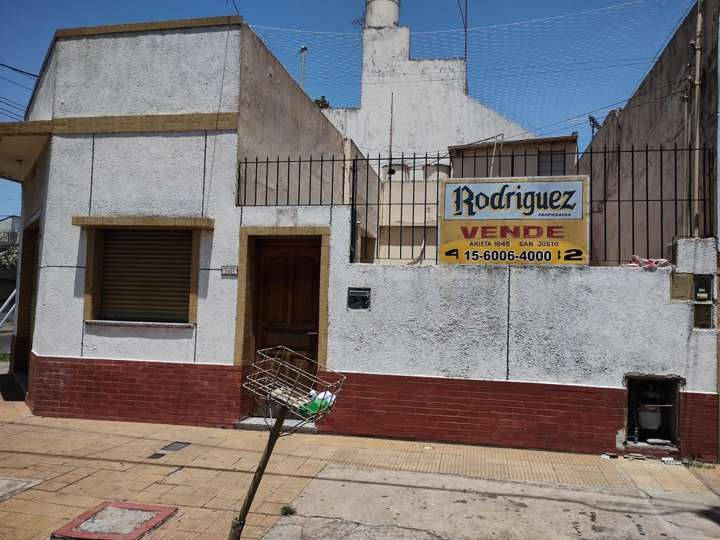 Casa en venta en Coronel Ramón Lorenzo Falcón, 2502, Buenos Aires