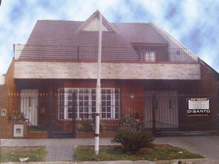 Casa en venta en Avenida Diego Armando Maradona, 201, Villa Luzuriaga