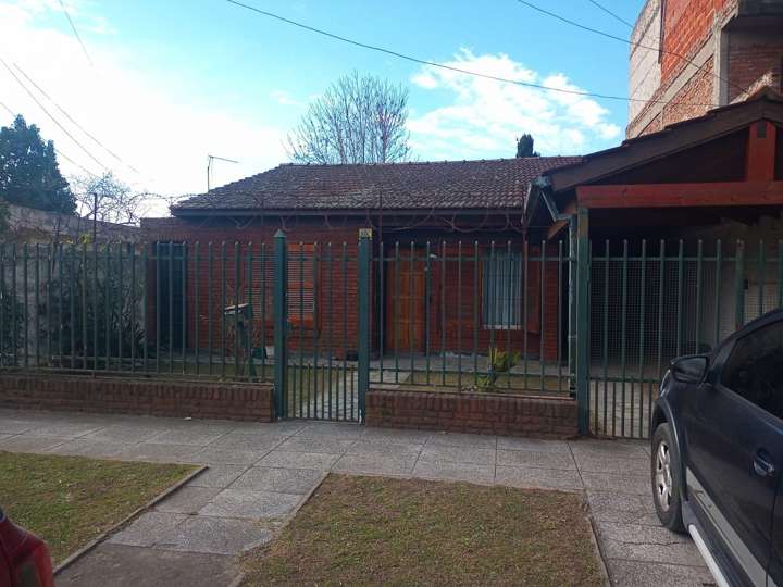 Casa en venta en Juan Antonio Bussolini, Buenos Aires