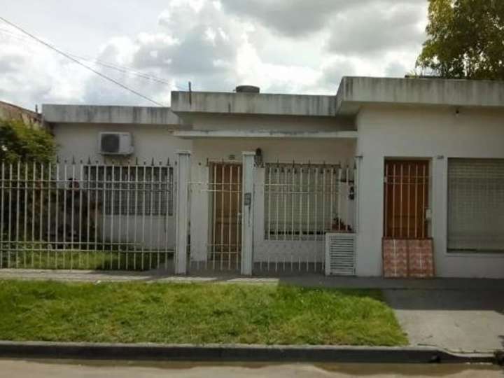 Casa en venta en Santo Domingo, 600, Castelar