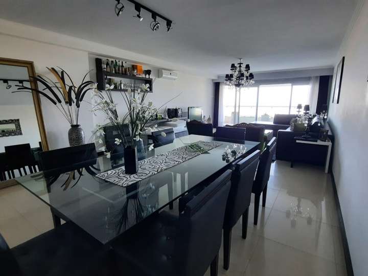Apartamento en venta en Rambla Lorenzo Batlle Pacheco, Punta Del Este