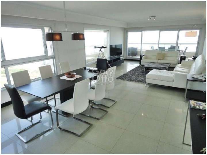 Apartamento en venta en Rambla Lorenzo Batlle Pacheco, Punta Del Este