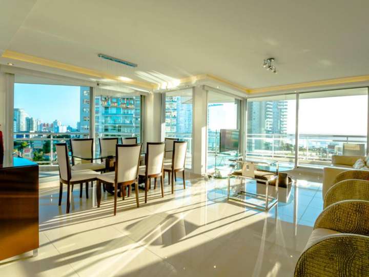 Apartamento en venta en Avenida Orlando Pedragosa Sierra, Punta Del Este