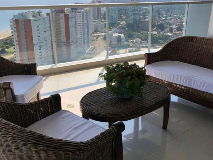 Apartamento en venta en Avenida Orlando Pedragosa Sierra, Punta Del Este