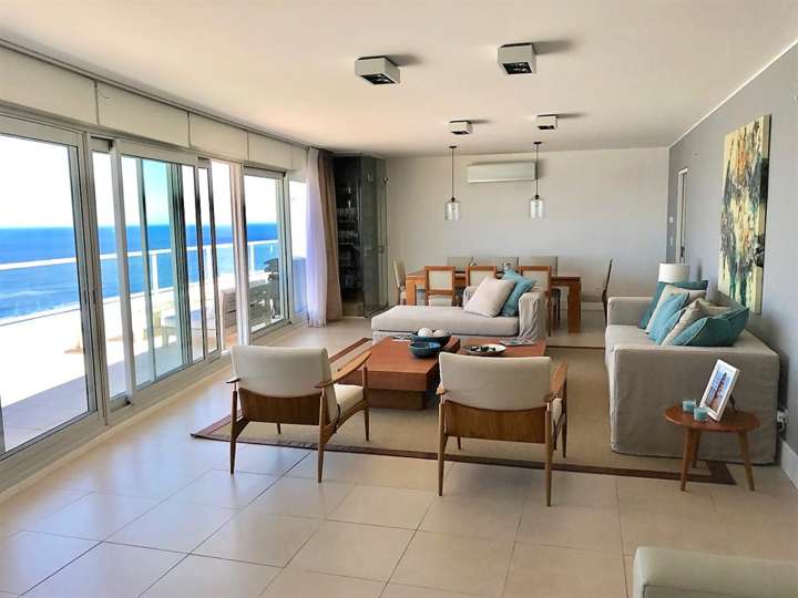 Apartamento en venta en Rambla Lorenzo Batlle Pacheco, Punta Del Este