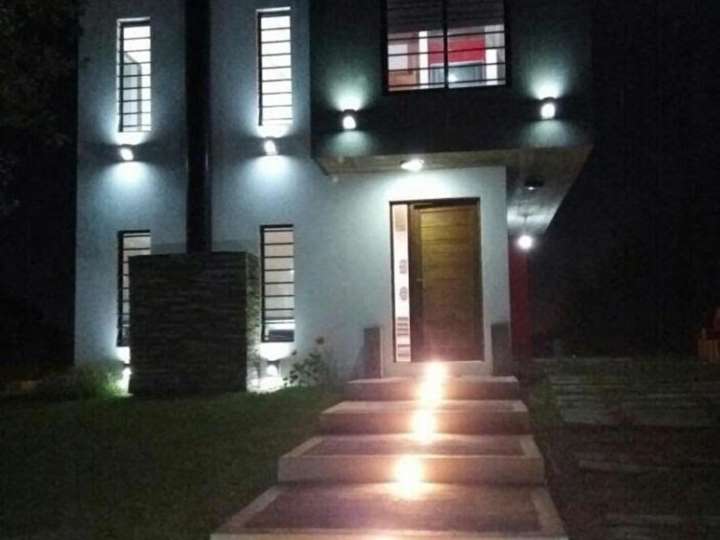 Casa en venta en Los Crisantemos, Buenos Aires