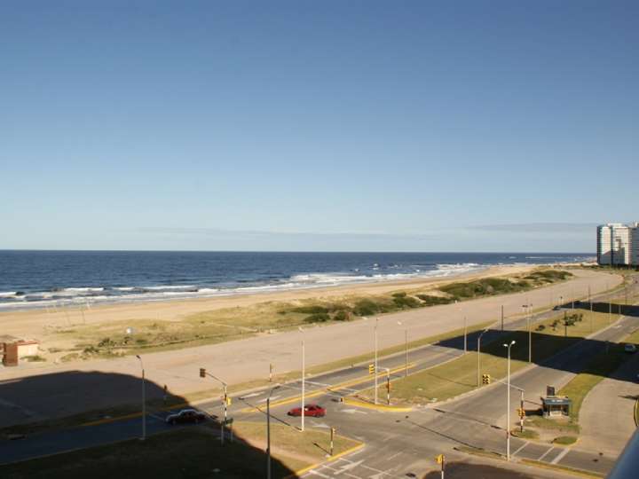 Apartamento en venta en Rambla Lorenzo Batlle Pacheco, Punta Del Este