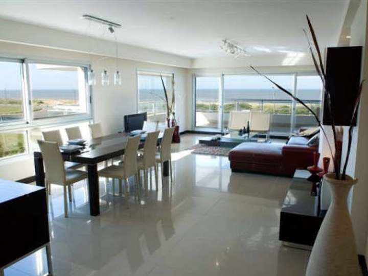 Apartamento en venta en Rambla Lorenzo Batlle Pacheco, Punta Del Este